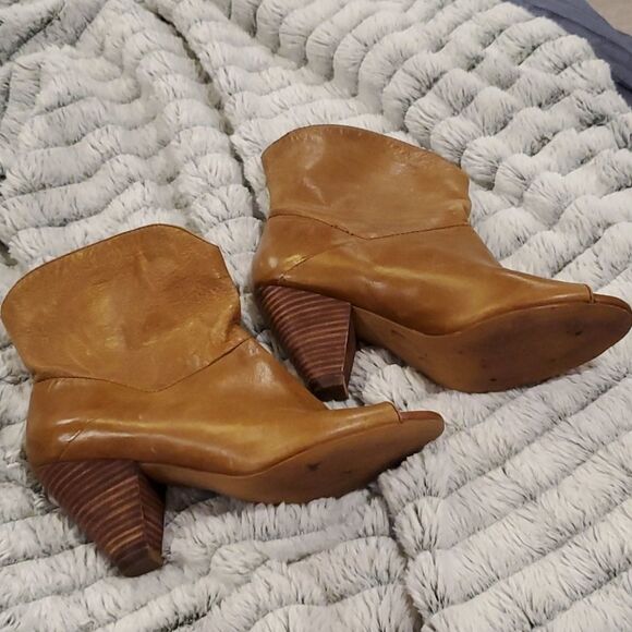 Beautiful light tan open toe BCBG booties - Picture 2 of 7